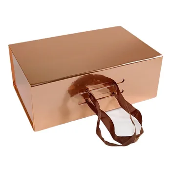 Сгъваема подарък кутия за дрехи, която купувачът държи в ръката си, магнитна лепкава кутия за обувки